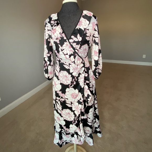 Lulu’s Deep V Floral Wrap Dress Size S - Picture 1 of 8
